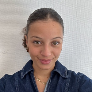 Emma TIL Courbevoie, , Pilates en cours collectif, Pilates en séance individuelle, Gymnastiques abdominales, Périnéologie Féminine, Prise en charge des femmes en Pré & Post Partum