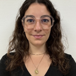 Alexane COURILLAUD Enveitg, , Gymnastiques abdominales, Kinésithérapie & Cancer du Sein, Orthopédie Pédiatrique – torticolis congénital, plagiocéphalie, Périnéologie Féminine, Posturologie en Périnéologie, Pratique sportive & Périnéologie, Prise en charge des Diastasis, Traitement des cicatrices
