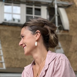 Lucie LELEU Le Mesnil-le-Roi, , Périnéologie Féminine, Périnéologie Masculine, Rééducation Ano-Rectale, Prise en charge des femmes en Pré & Post Partum, Douleurs (algies) pelviennes chroniques, Contentions souples / Taping, Conseils à la pose de Pessaire, Gymnastiques abdominales, Sexologie Masculine